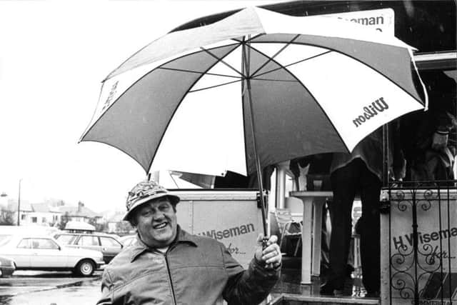 Singing in the rain, Les in May 1986