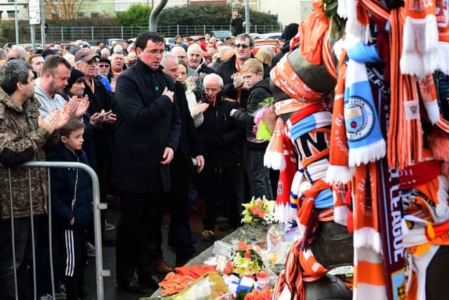 Blackpool manager Gary Bowyer lays a wreath at the Jimmy Armfield statue to honour the late Jimmy Armfield