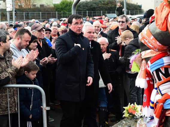 Gary Bowyer lays a wreath at the Jimmy Armfield statue