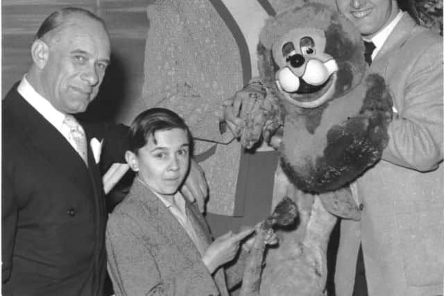 Queens Theatre  Stars of the Blackpool Queens Theatre Season Show  Nap Hand:  (From left) Vic Oliver, Jimmy Clitheroe, Anne Shelton and Terry Hall with Lenny the Lion, in 1957