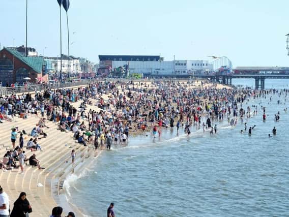 Bank holiday crowds on Blackpool beach (Picture: Kate Yates/@KateMYates on Twitter)